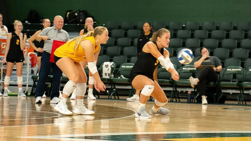 Huskies volleyball improves to 4-4 with strong showing in Colorado